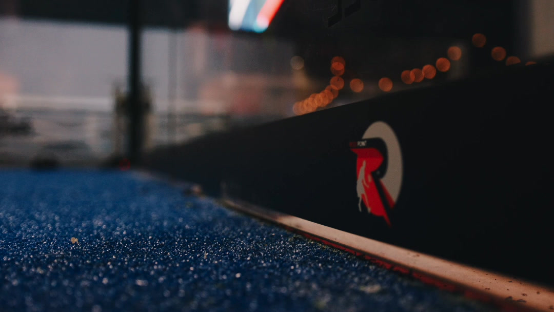 Detail van een padelbaan met het Redd Point-logo op de boarding